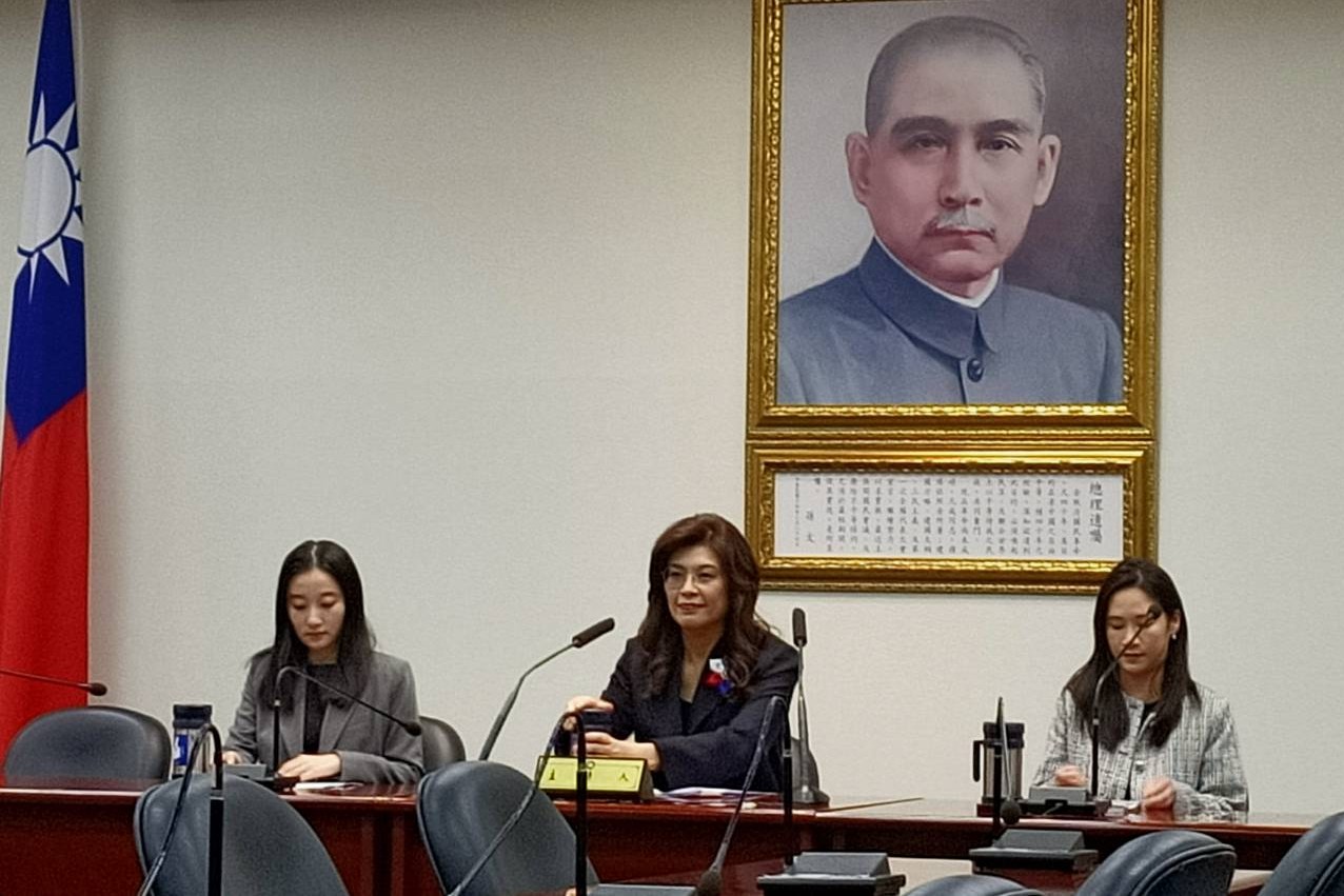 左起國民黨國際事務部主任董佳瑜、國民黨主席鄭麗文及國民黨海外事務部主任吳亮儀1日舉行訪美行前記者會。圖/記者簡立欣攝