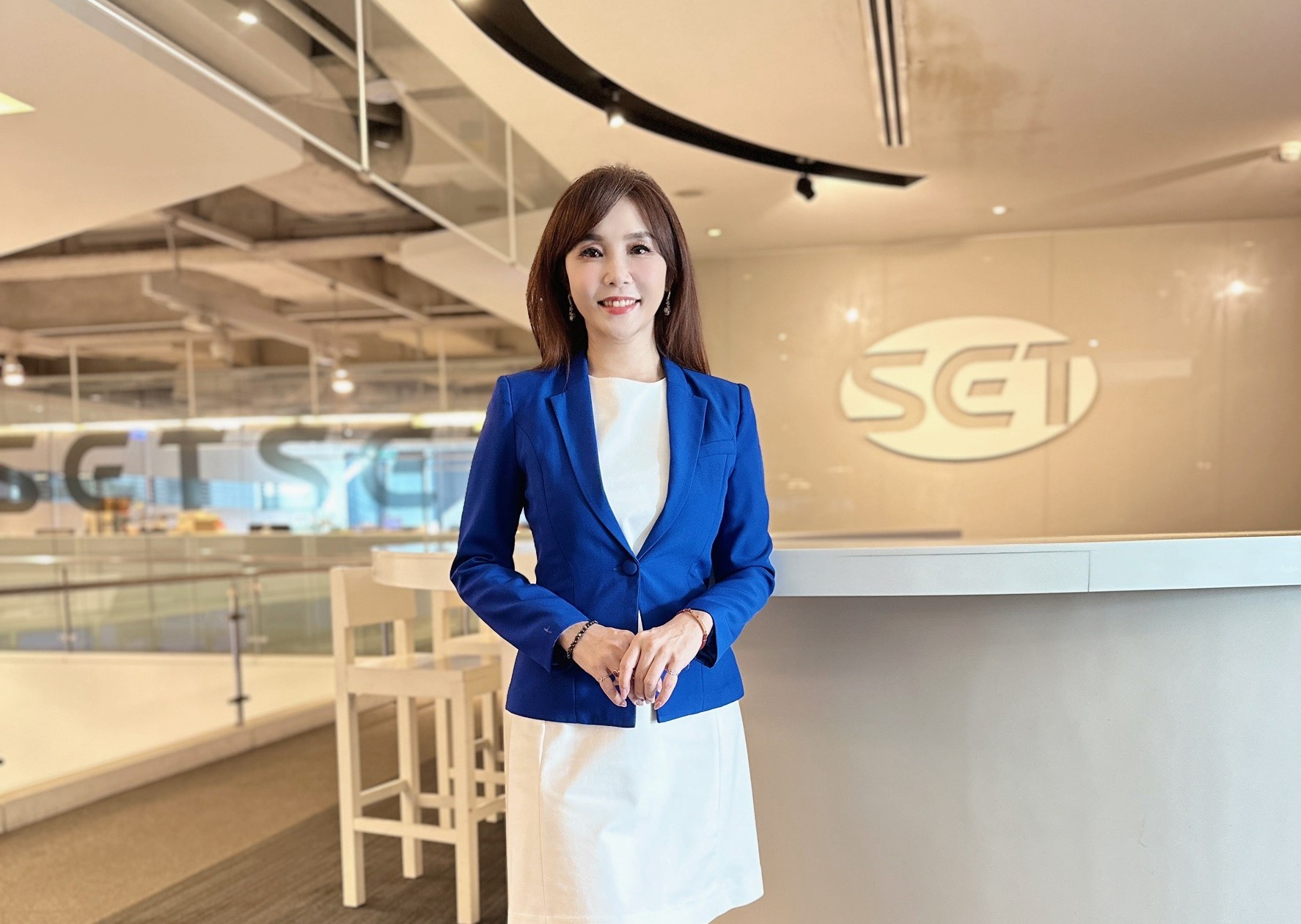 明（28日）早上9點起美國總統大選首場辯論會登場，48台三立財經iNEWS由黃倩萍主播分析財經政策影響。圖/三立提供