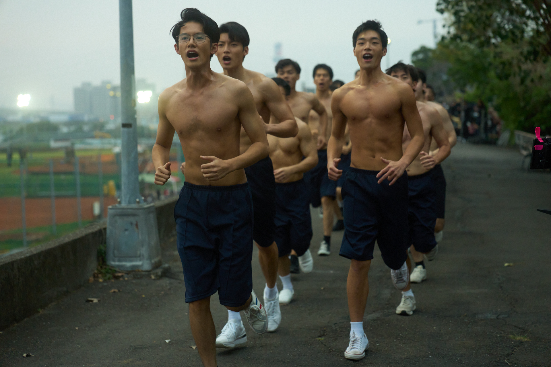 《進行曲》劇照 鮮肉主演們牧森、劉育仁、余杰恩在電影中演出精彩，導演不忘安排觀眾福利，不少裸半身訓練畫面。圖/台北電影節官方提供