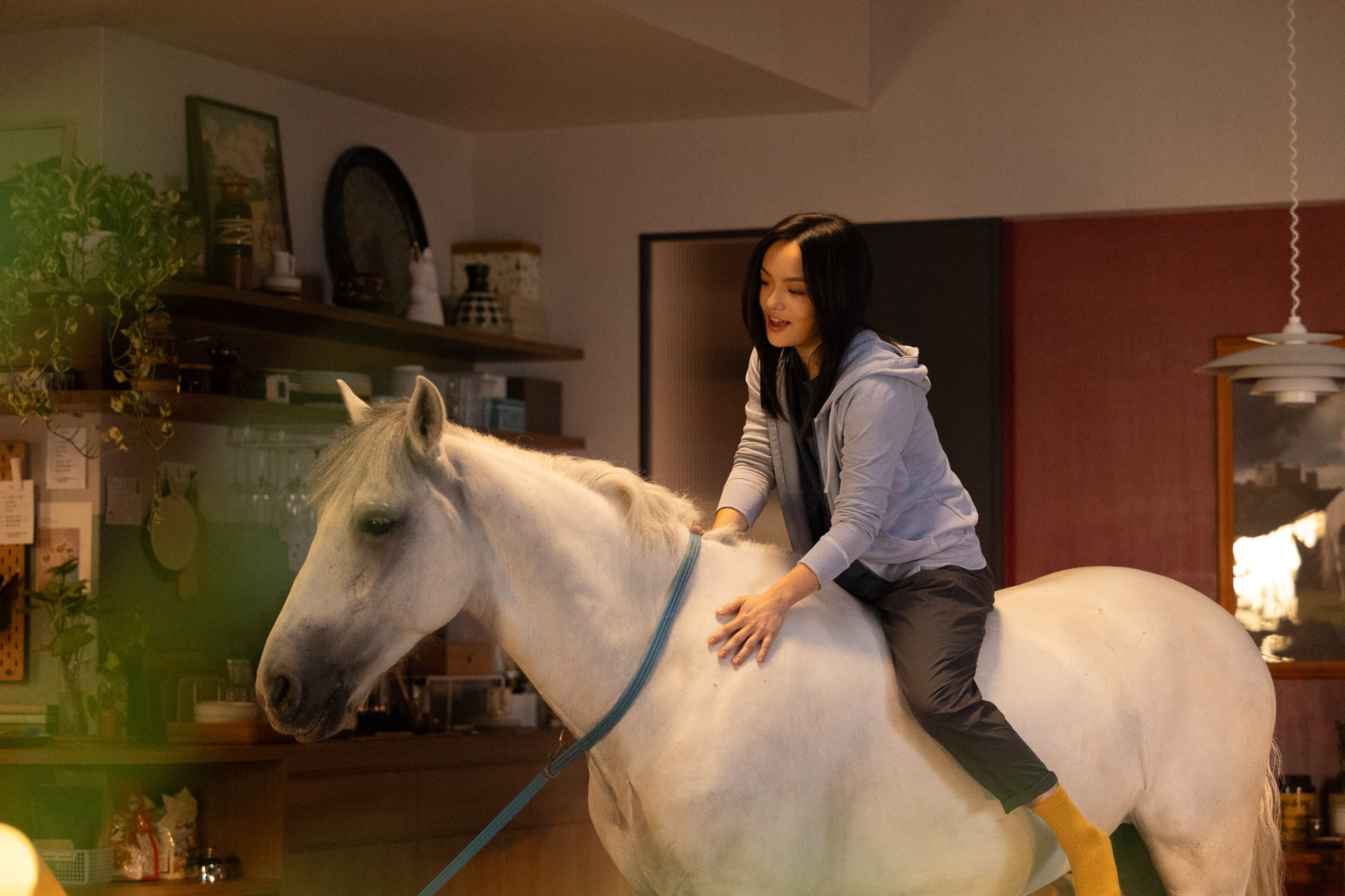 Uber Eats 品牌代言人  LaLa 徐佳瑩，首次挑戰當廣告主角並與白馬演員對戲。圖/Uber Eats 提供