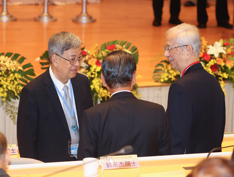 中研院第35次院士會議開幕式1日上午在中研院人文社會科學館國際會議廳舉行，前副總統陳建仁（左）、前中研院長李遠哲（右）等人出席。圖/中央社