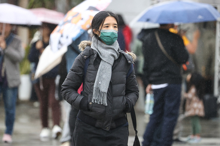 周墨水氣重，氣溫仍涼冷。圖/取自中央社