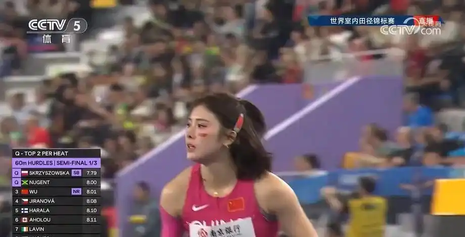 大陸田徑女子跨欄好手吳艷妮，以8秒01再破大陸全國紀錄，激動地淚灑運動場。圖／取自央視