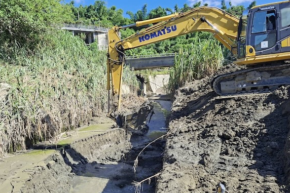 巴威颱風逼近，經濟部水利署第六河川分署派挖土機疏通水道，做好防汛準備。圖/經濟部六河分署提供