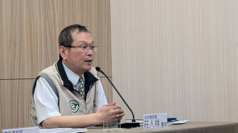 疾管署長莊人祥27日表示，這波COVID-19疫情仍在上升，預估7月中達高峰，估屆時單周就診破10萬人次。圖/中央社