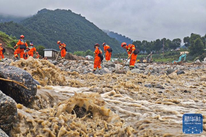 8月9日，甘肅省森林消防總隊消防員在榆中縣馬坡鄉舊莊溝村沿河道搜尋被困人員。圖/取自新華社