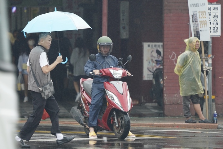 低壓帶北移，降雨範圍向中部擴展。圖/取自中央社