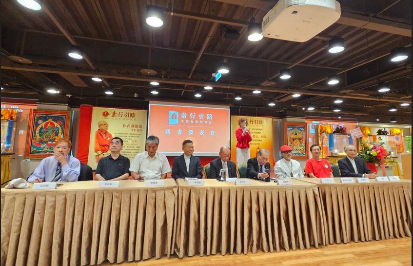 教師節當天，台灣新故鄉智庫協會秘書長蘇進強（右一）在台北張榮發基金會國際會議中心，舉行《素行引路～生活行者的智慧》新書發表會，黨政軍學界名人到場相挺。圖/素行生命能量協會提供