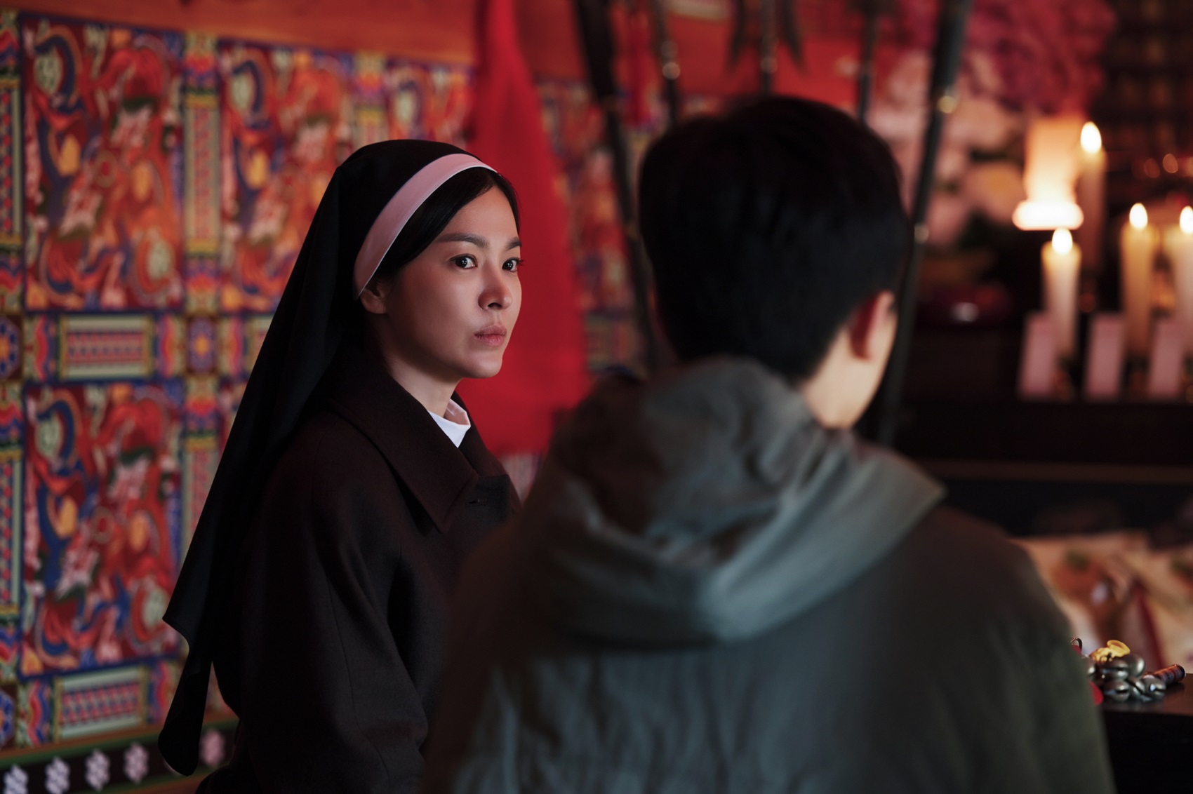 《黑暗榮耀》宋慧喬在電影《黑祭司2》扮修女，為救少年不擇手段。圖/車庫娛樂提供
