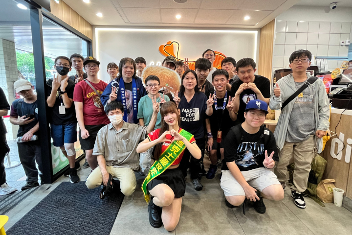 Dragon Beauties小龍女小映於上周四現身德克士台北馬偕店，擔任一日店長，親自迎賓互動，粉絲排隊熱情爆棚。圖/味全龍提供