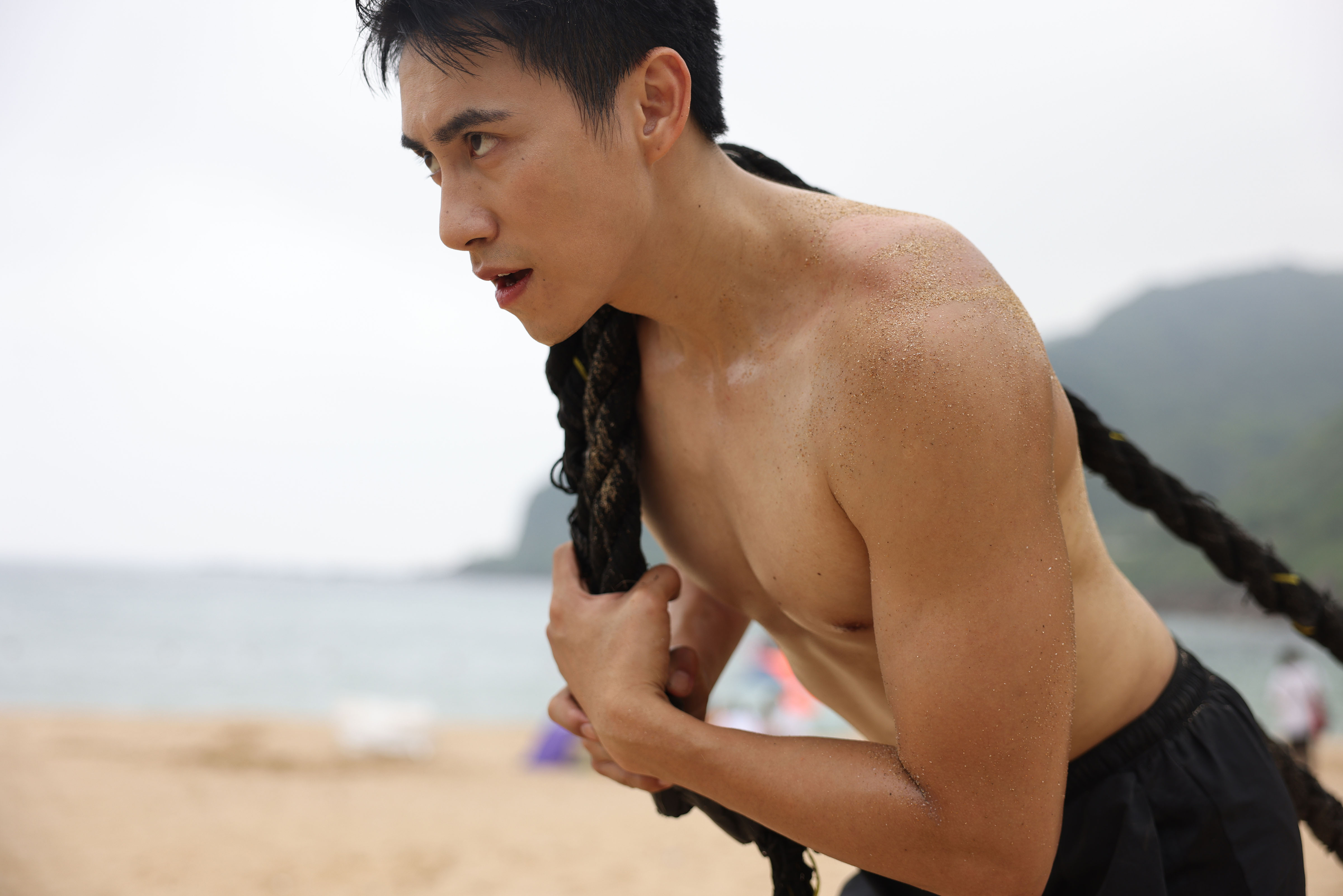 潘君侖將登上大巨蛋表演，加碼聘請一對一教練至基隆海邊進行超強度拳擊訓練。圖/希望娛樂經紀提供