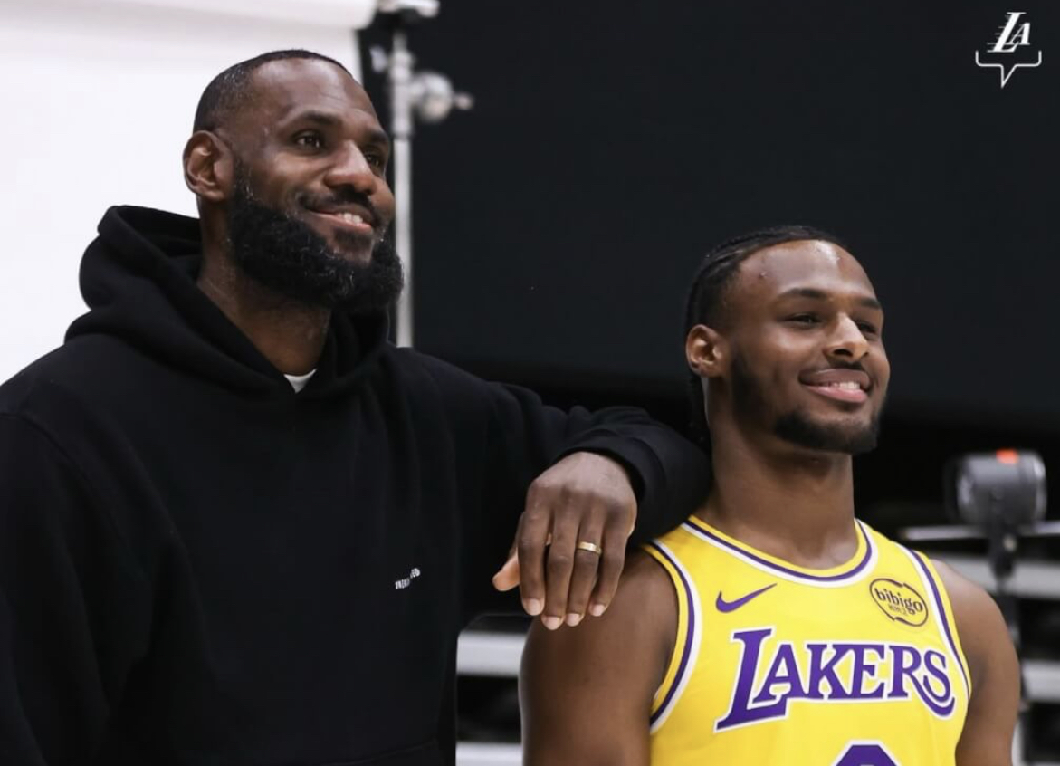 NBA球星詹姆斯（左）將續留湖人，與長子布朗尼（右）並肩作戰。圖/取losangeleslakers FB