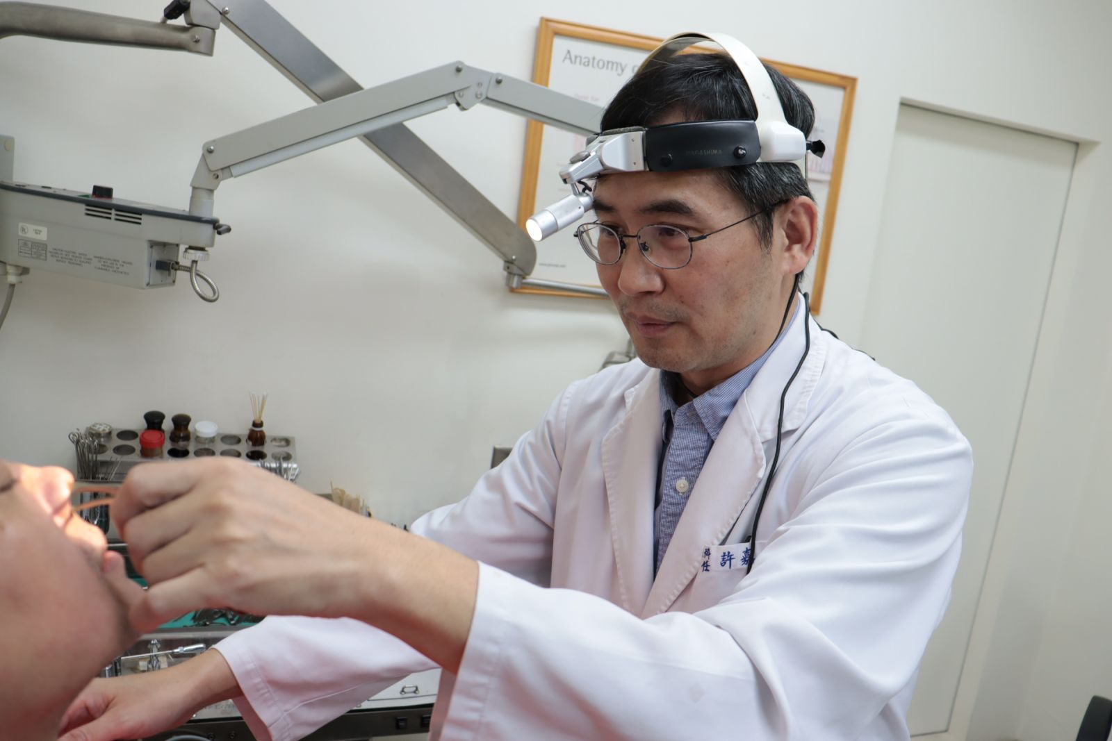 耳鼻喉科許嘉方醫師為患者進行手術，取出鼻內10公分大的腫瘤。圖/部立彰化醫院提供