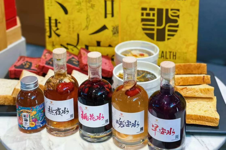 北京同仁堂旗下的「知嘛健康」門店,售賣早安水、晚安水、熬夜水等中草藥茶飲產品。圖/受訪者王坤提供