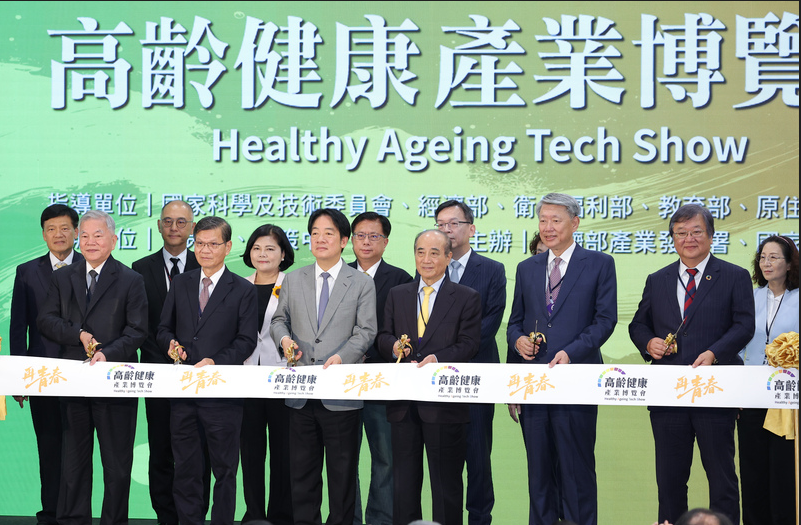 第2屆高齡健康產業博覽會開幕典禮8日上午在台北世貿1館登場，總統賴清德（前左3）、經濟部長郭智輝（前右2）等人出席剪綵。圖/ 中央社