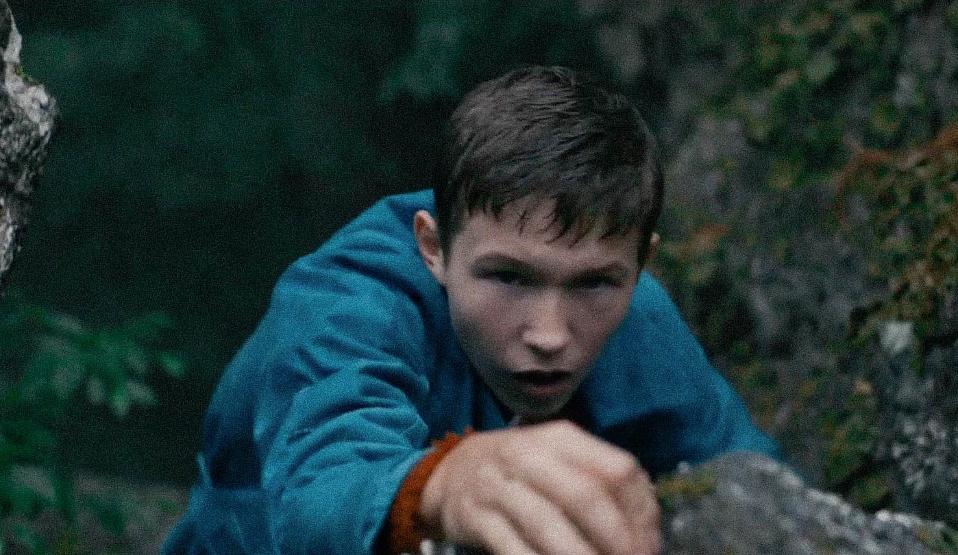 童星路克大衛布魯姆飾演《征服山的少年》中獨自跨越80英哩，在險峻山林間歷險求生9天獲救的奇蹟男孩唐。圖/天馬行空提供