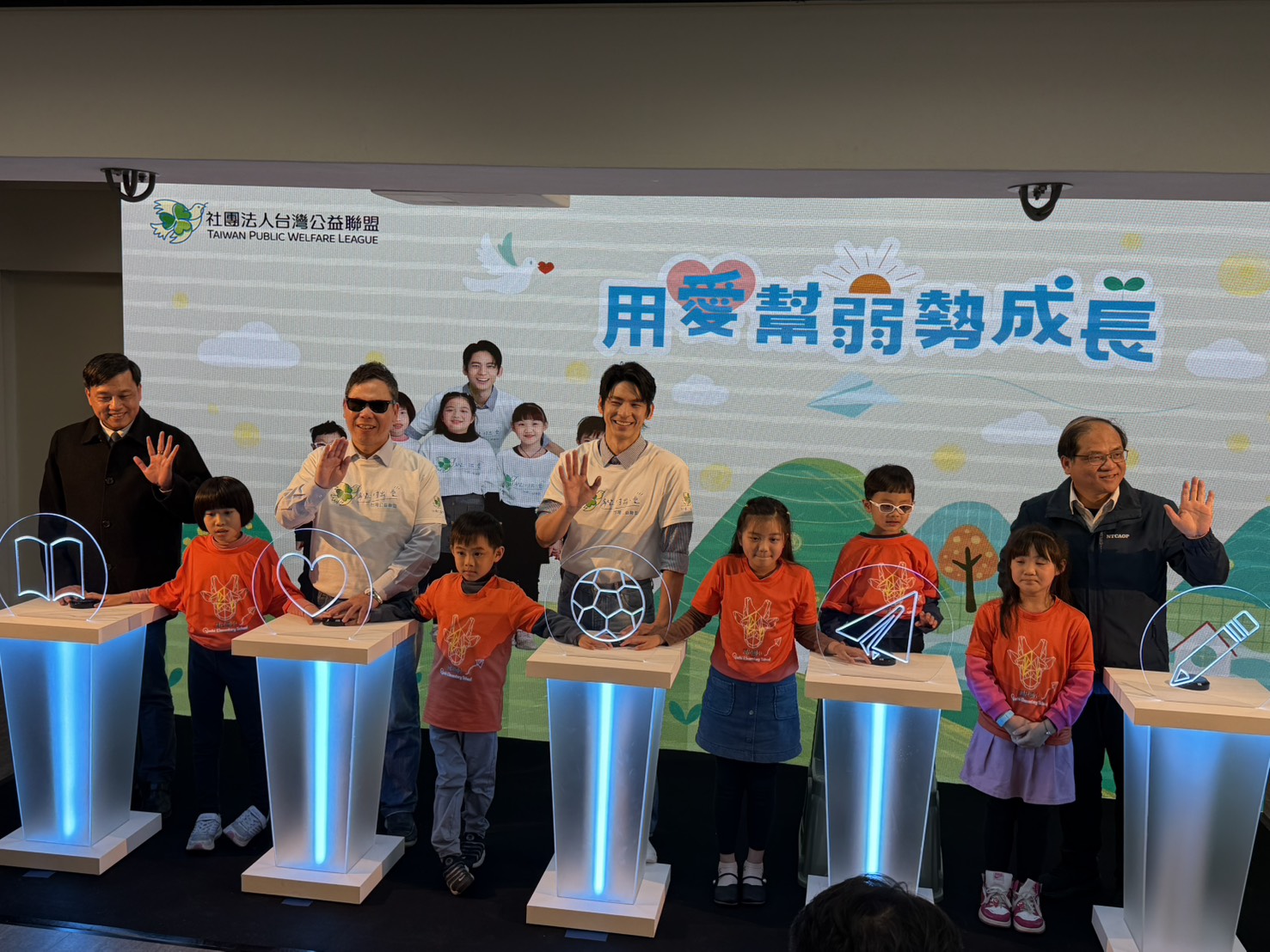 台灣公益聯盟鄭龍水創辦人(左三)、知名藝人林柏宏(左五)共同發起「點亮五育」儀式。圖／記者張蔭泉攝