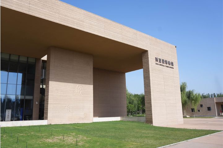 在賀蘭山腳下，一座充滿歷史厚重感的建築靜靜佇立——西夏陵博物館。圖/記者陳思豪攝
