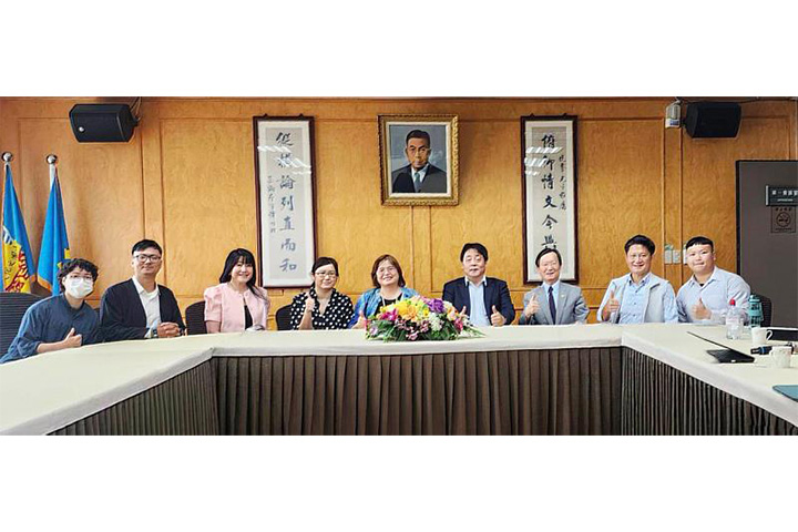左三起文大公共事務室唐淑珍主任、台灣健康聯盟陳韻如執行秘書、吳玉琴理事長。圖／文化大學 提供