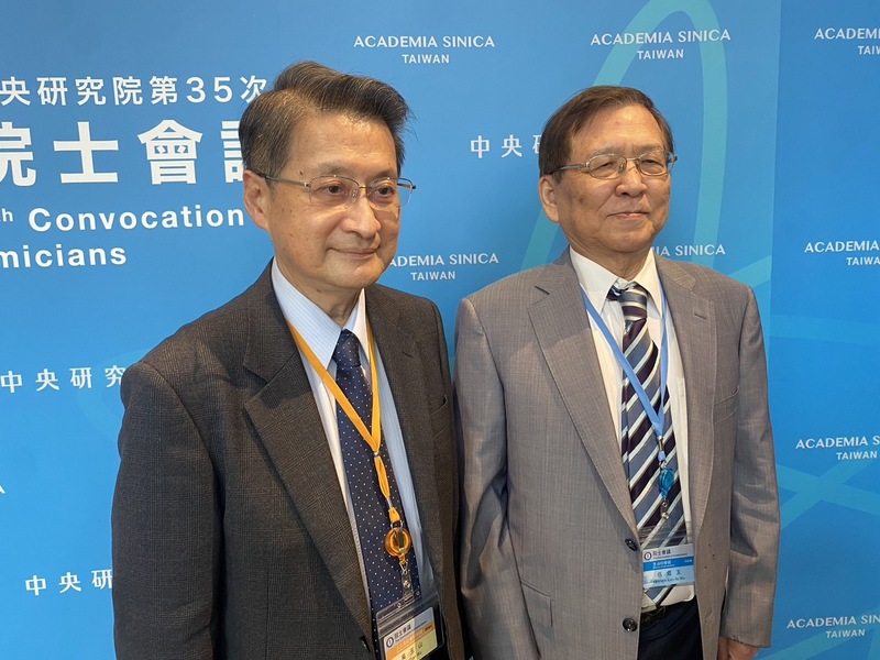 中研院第35次院士會議發言人伍焜玉（右）2日表示已確認通過中研院士行為準則；院士行為準則工作小組召集人吳玉山（左）則說，院士行為準則是重要宣示，希望中研院士可符合社會期待。圖/中央社