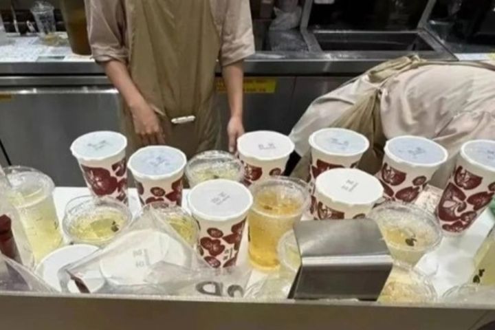 大陸外送平台補貼大戰全面升溫，引爆市場消費熱潮，飲品店員指出，因周邊平台效應導致爆單，忙到幾乎無法接單。圖/取自騰訊網
