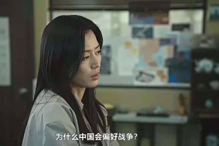 韓國女星全智賢主演的新劇《暴風圈》，全智賢飾演的總統候選人質問「為什麼中國會偏好戰爭」。圖/取自微博