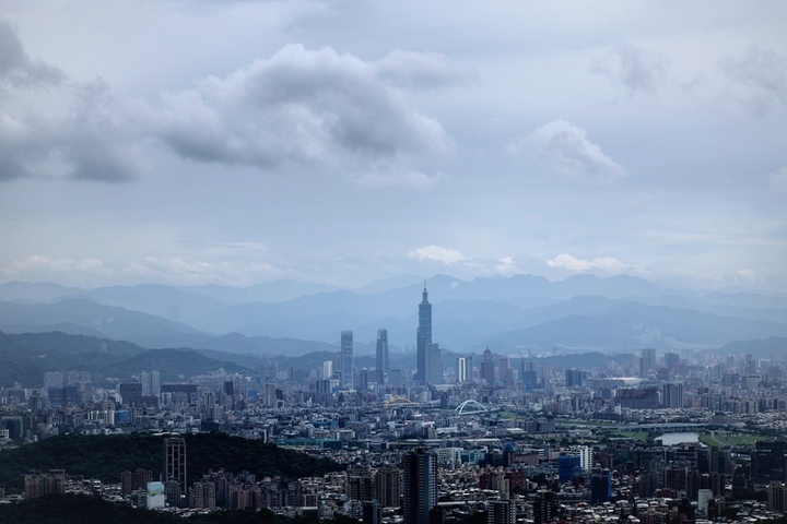 台灣仍受大低壓帶影響，天氣不穩定。圖/取自中央社