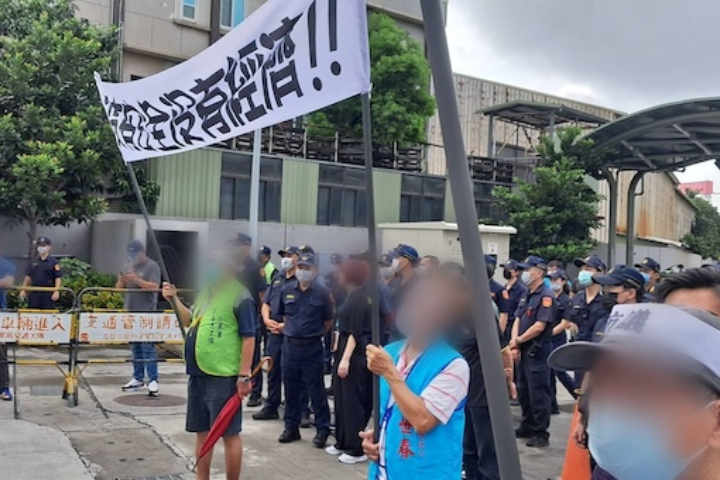 高雄小港民眾7月30日到三元能源公司鋰電池工廠抗議，要求遷廠。圖／警方提供