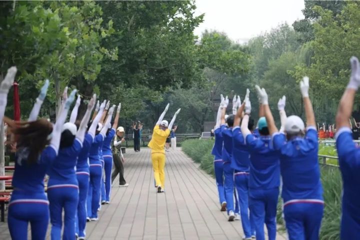 暴走團對參與者來說卻不僅是運動場所，更是重要的社交空間。圖/取自《新京報》