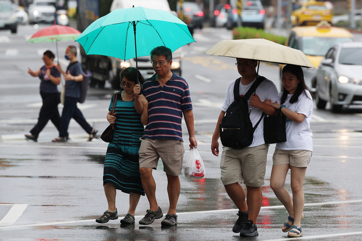 鋒面過境，周一全台有雨。圖/取自中央社