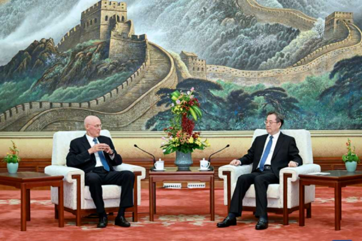 大陸積極在關稅議題上爭取國際支持，國務院副總理丁薛祥（右）10日在北京與美國前財長保爾森會面。圖/取自新華社