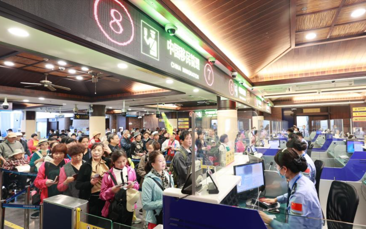 海南自貿區擴大商品零關稅、增加免簽國家，吸引大批境內外旅客到訪。圖/取自新華網