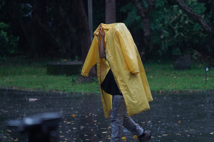 鋒面接近各地水氣仍多，北部可能有短延時強降雨。圖/取自中央社