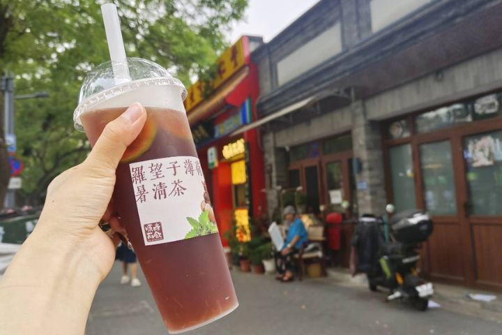 2025年6月27日，大陸遊客展示在北京西城區某新中式茶飲店購買的「中式養生水」。圖/記者凌嘉攝