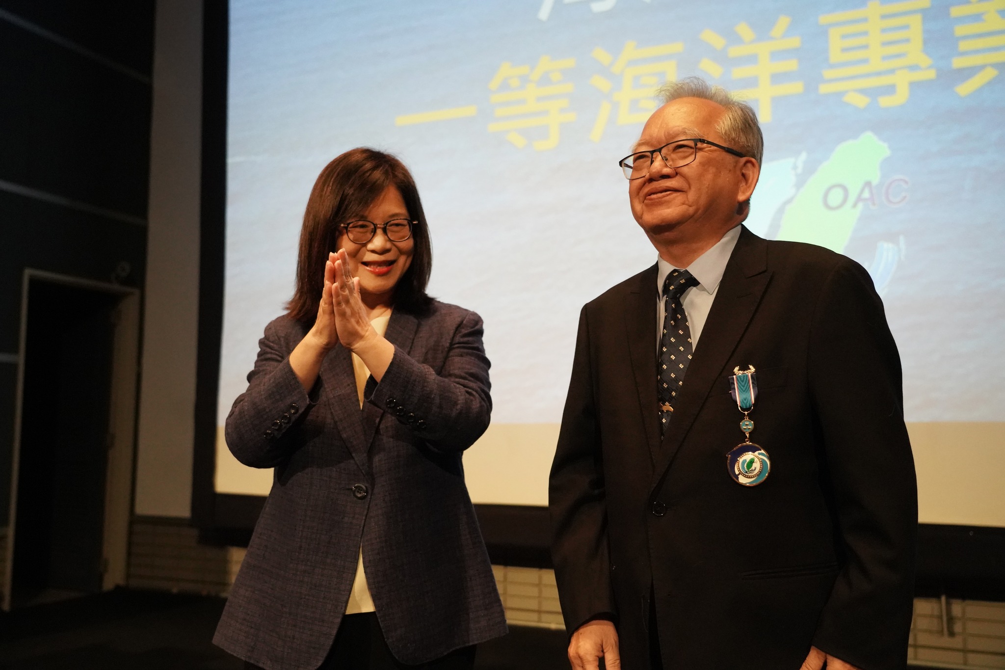 海洋委員會主委管碧玲（左）頒發「海洋一等專業獎章」給中央研究院生物多樣像研究中心執行長邵廣昭（右）。圖/取自管碧玲臉書