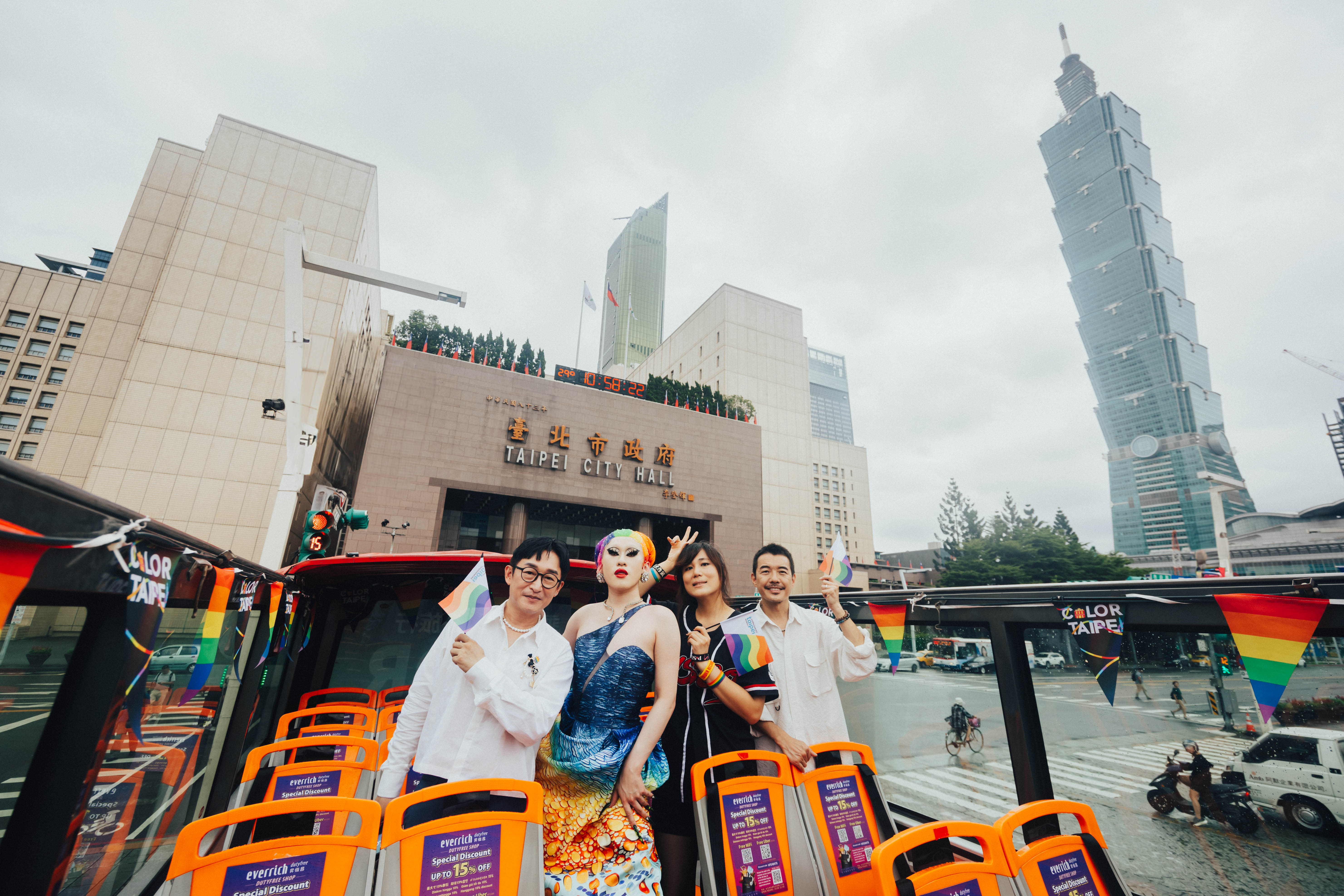 「2024_Color_Taipei_彩虹觀光巴士」導覽員左起哲緯、女王、P!SCO Rachel、四分衛阿山。圖/新視紀整合行銷提供