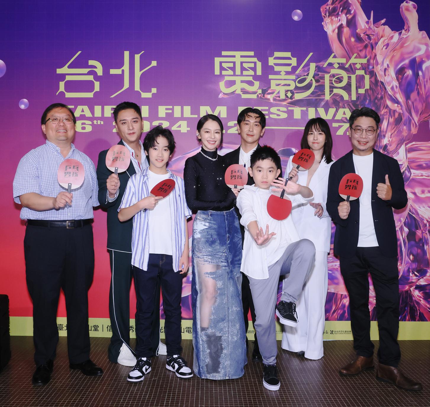 第26屆台北電影節由《乒乓男孩》揭幕！監製唐在揚(左起)、演員鄭人碩、彭裕愷、徐若瑄、施名帥、李星緯、魏蔓以及導演洪伯豪齊聚。圖/台北電影節提供