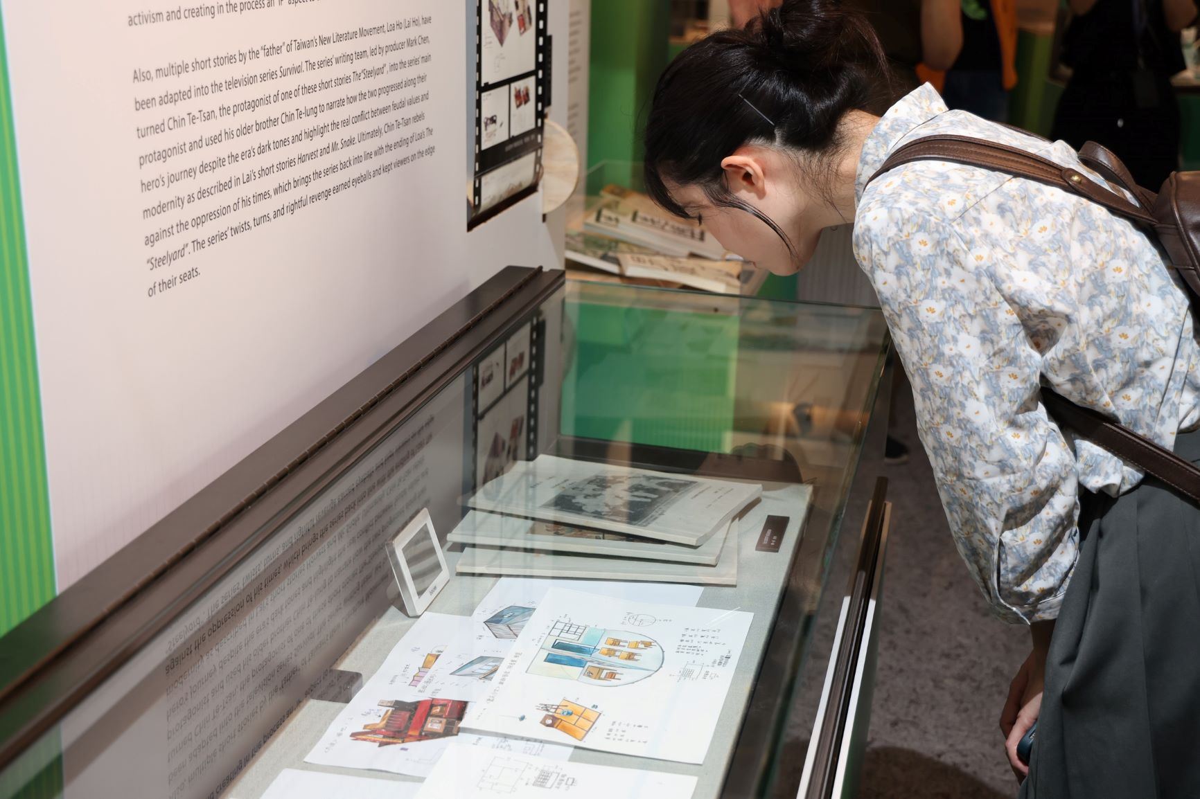 特展中展出由國立台灣文學館所收藏的電視劇《臺北歌手》美術設計圖稿。圖/文化部提供