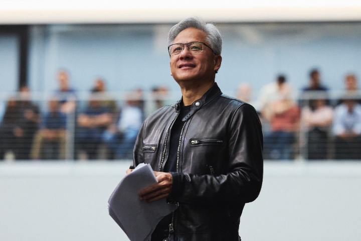 輝達（Nvidia）執行長黃仁勳已表態，公司將繼續替員工申請H-1B簽證並承擔所有相關費用。圖/取自Nvidia X