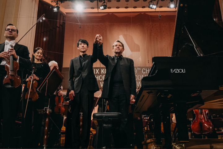 美國鋼琴家陸逸軒（中左）在第19屆國際蕭邦鋼琴大賽決賽，演奏《幻想波蘭舞曲》以及F小調鋼琴協奏曲。圖/ 取自Chopin Institute@ChopinInstitute