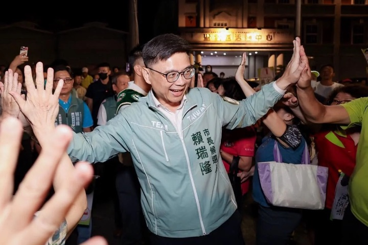 民進黨高雄市長候選人賴瑞隆被藍營指控收受雲豹、永鑫集團等相關人士300萬元政治獻金，過去還曾引進雲豹能源在立法院設置太陽能板，並多次舉辦綠能相關公聽會。圖/取自賴瑞隆臉書