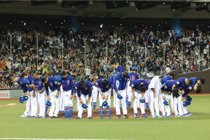 2023第30屆亞洲棒球錦標賽，中華隊拿下亞軍，賽後球員在場中圍圈向現場觀眾鞠躬致意。圖/中央社