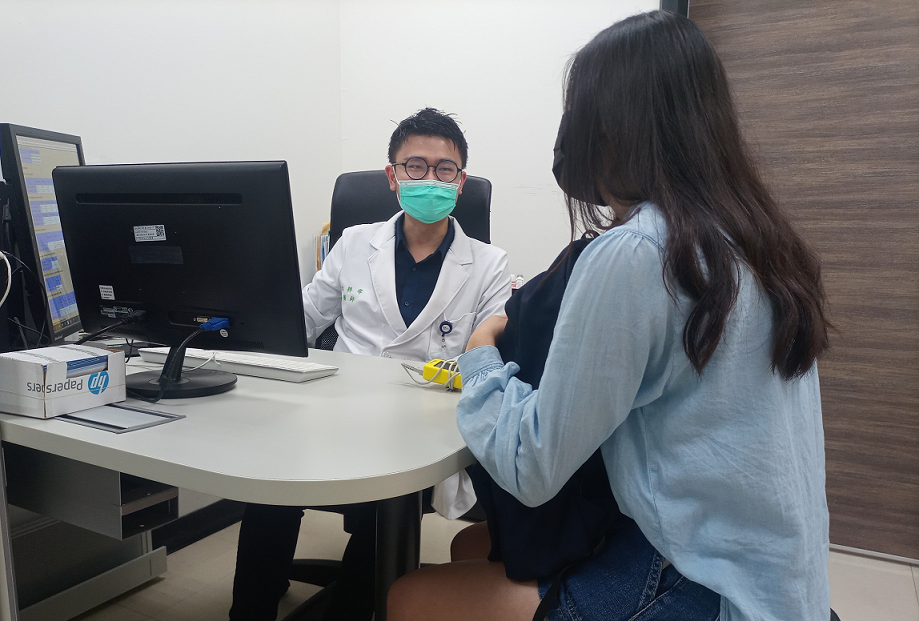 新竹台大分院胸腔內科胡耕寧醫師提醒有家族病史、長期暴露在污染環境中等高風險族群可預防性至胸腔內科門診檢查。圖/新竹臺大分院提供
