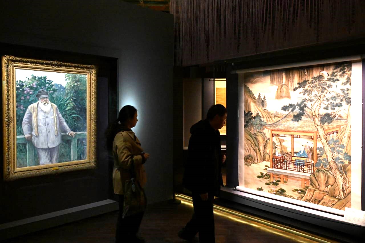 3月31日，由北京故宮博物院和芝加哥藝術博物館聯合主辦的「樂林泉——中外園林文化展」開幕式在北京故宮博物院舉辦。圖為展出的油畫《克勞德·莫内肖像》（法國，左）和《弘曆觀荷撫琴圖軸》（清代，右）。圖/中新社記者 田雨昊 攝