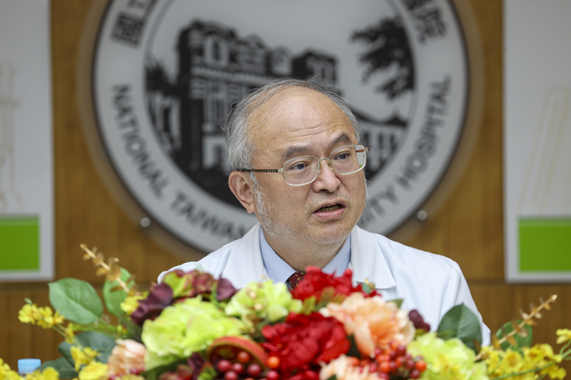 台大醫院16日發布成功完成全球首例「無缺血時間」心臟移植手術，由院長吳明賢（圖）親自主持記者會，分享成果。圖／中央社