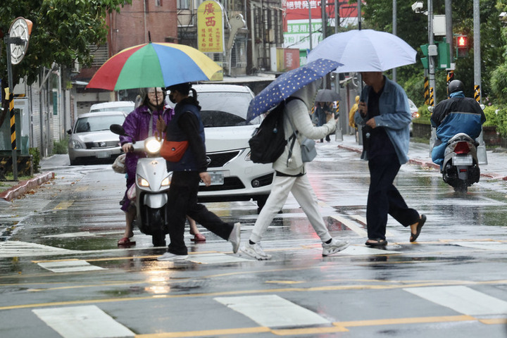 今天中部以北仍偏濕冷，入夜後雨勢漸緩。圖/取自中央社