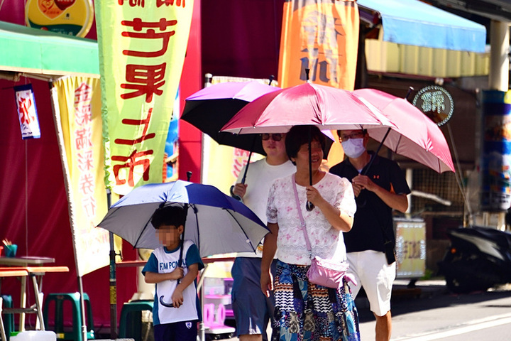 風雨來臨前，各地仍高溫炎熱。圖/取自中央社