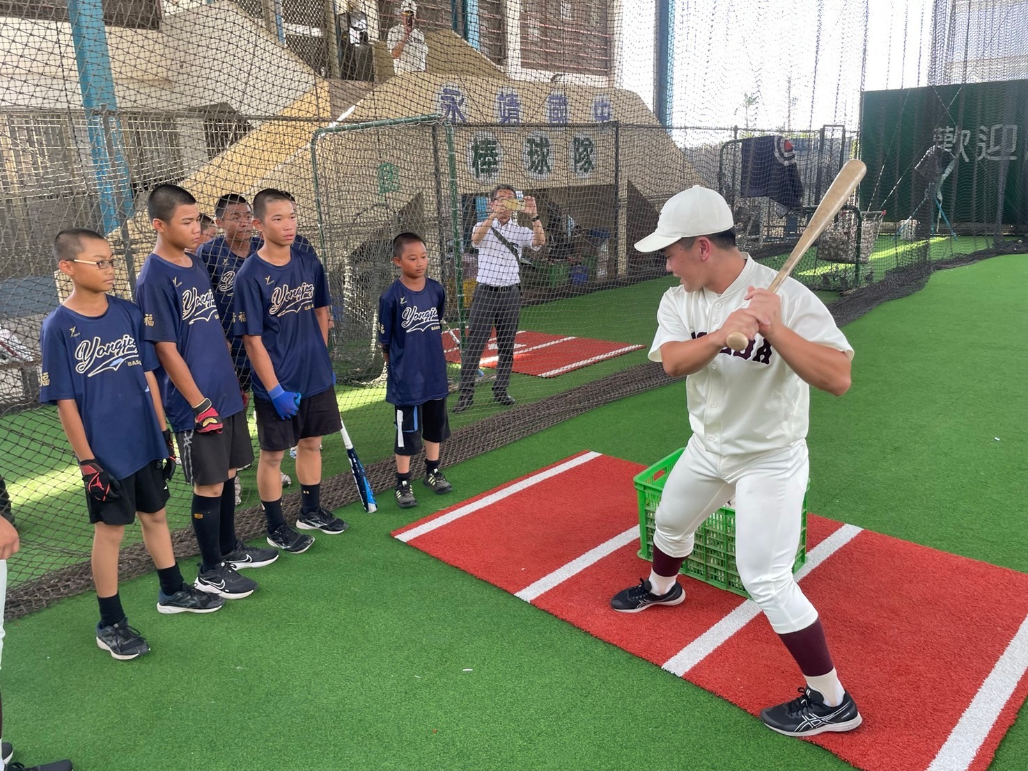日本大學打擊王尾瀨雄大選手，傳授小球員們打擊要領。圖/頂新和德提供
