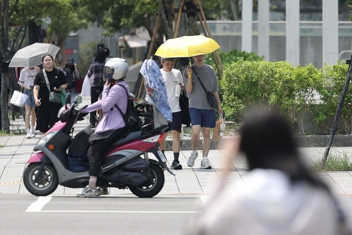高壓稍增強雨區縮小，各地仍高溫炎熱。圖/取自中央社