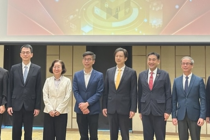 立院財委會7日考察國泰世華銀行與華南銀行阻詐機制與臨櫃關懷執行情形。金管會副主委陳彥良（右4）與銀行局長童政彰（左3）等人出席。圖/中央社